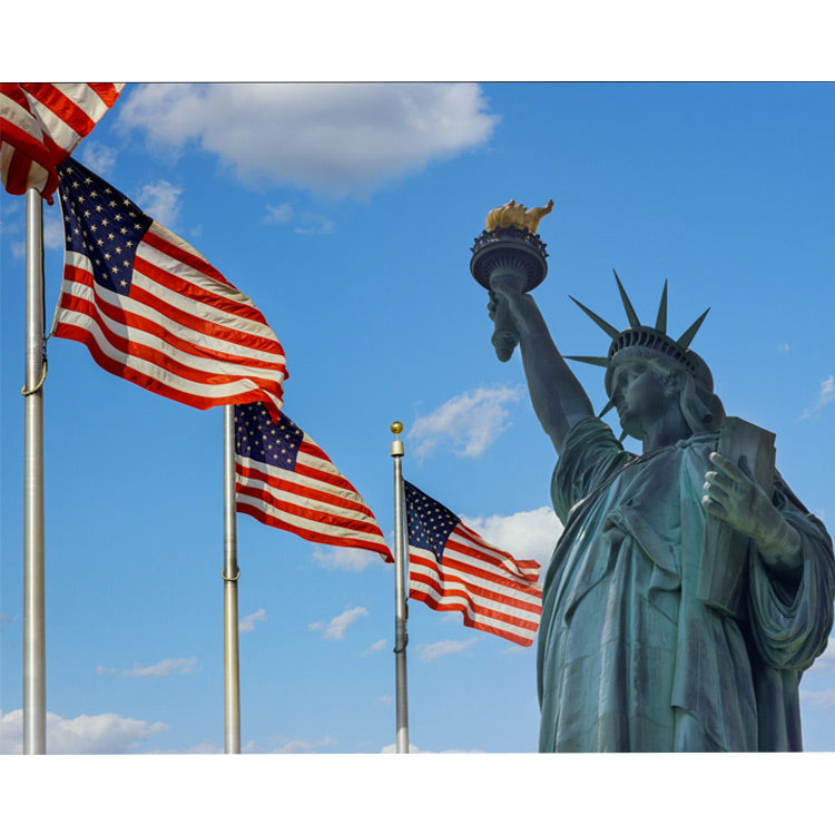 Estatua con banderas