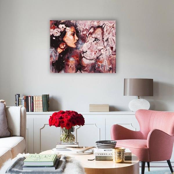 Chica y león - Hola Hobby