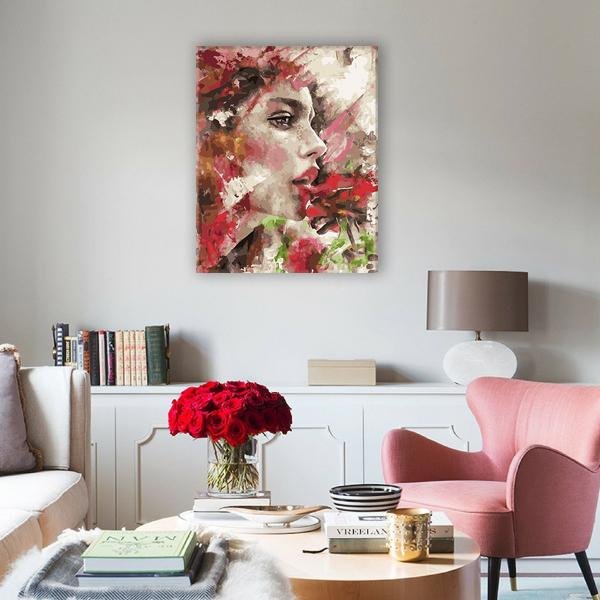 Mujer y rosas - Hola Hobby